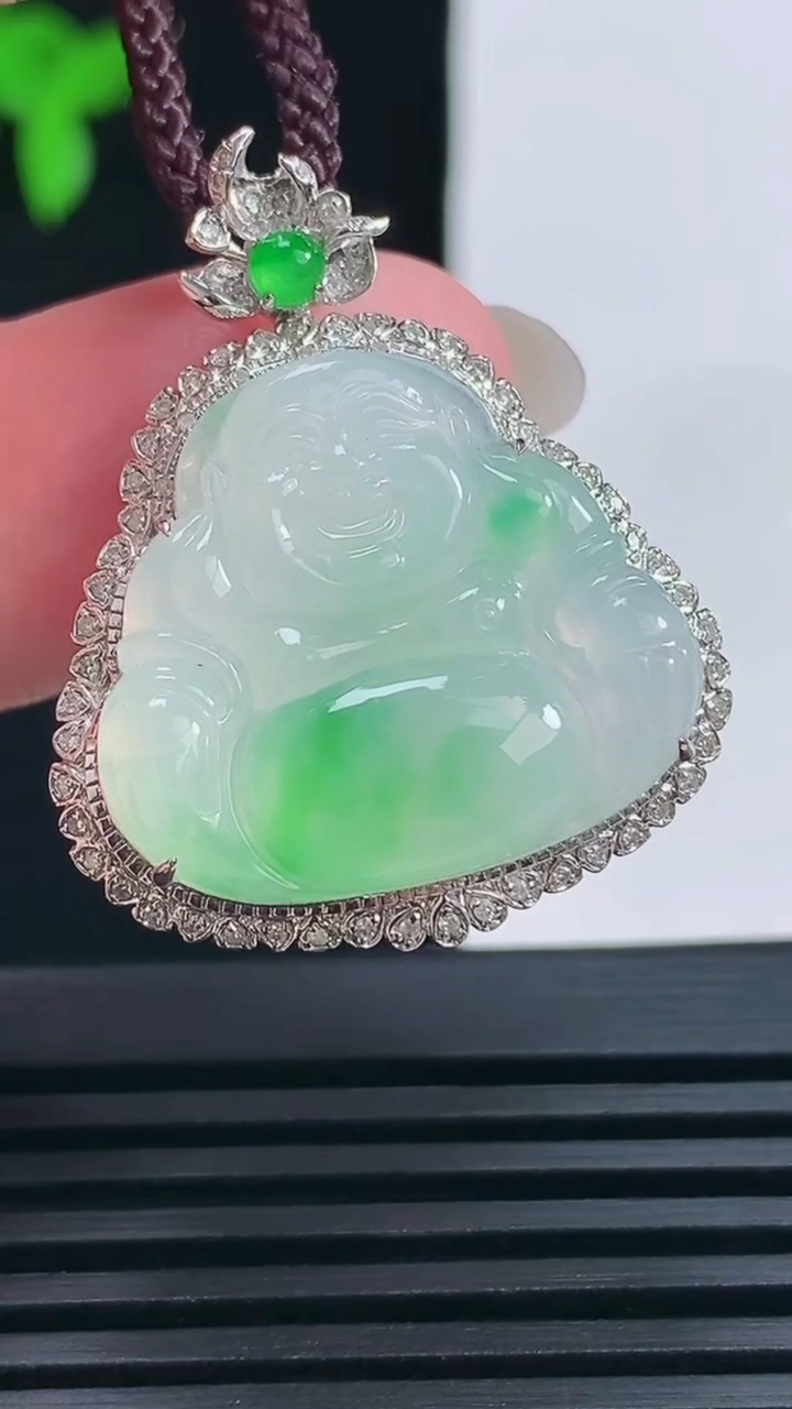 天然A货翡翠佛公吊坠，尺寸31-25.5-8.2，裸石19.2-22 重量:5.14g
6月18日