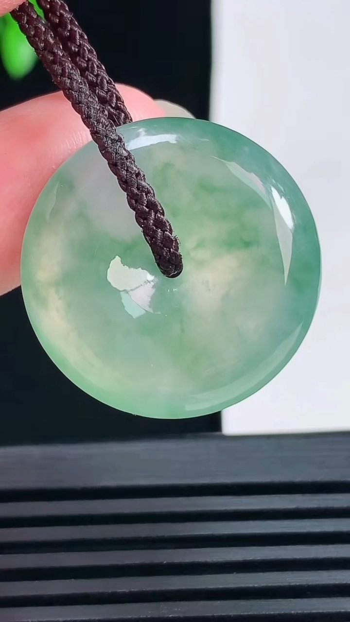 天然A货翡翠平安扣吊坠，尺寸25-6 重量:7.57g
6月18日