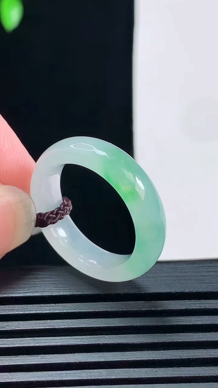 天然A货翡翠玉指环 戒指，尺寸17.8-5.2-3.2 重量:3.52g2026年6月18日
工厂直