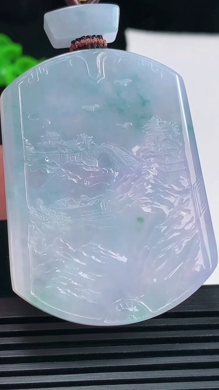 天然A货翡翠种紫罗兰 飘花山水牌吊坠，尺寸52.5-40-5.6 重量:36.98g
6月18日