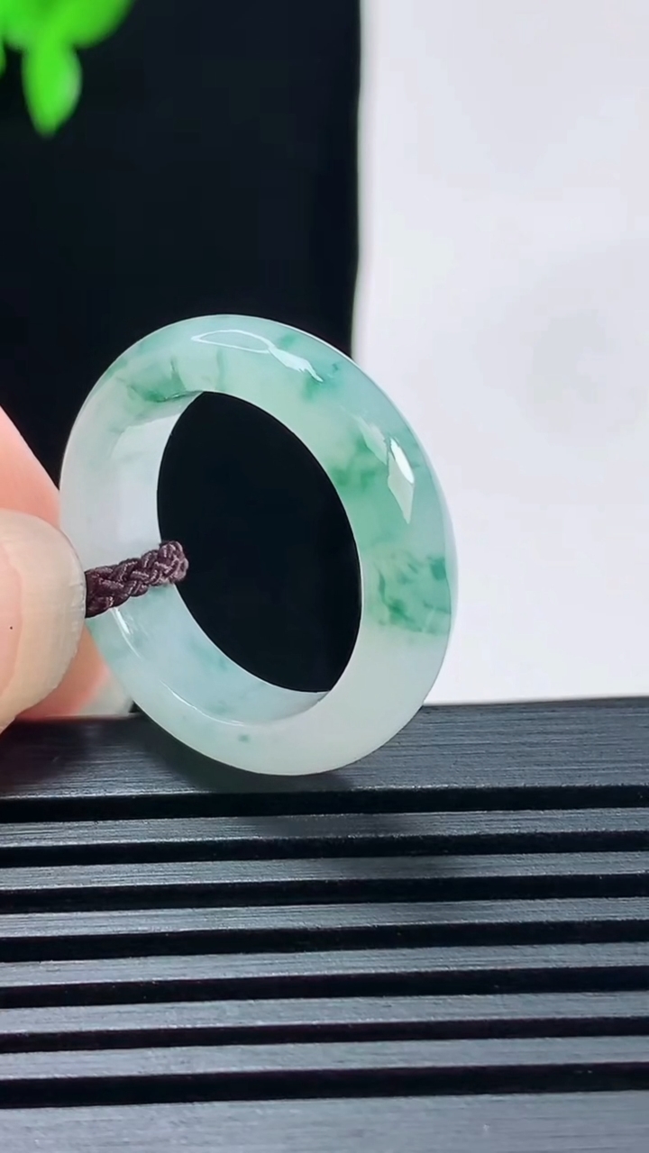 天然A货翡翠冰种飘花玉指环 戒指，尺寸18-5.6-3.5 重量:4.00g2026年6月18日
工