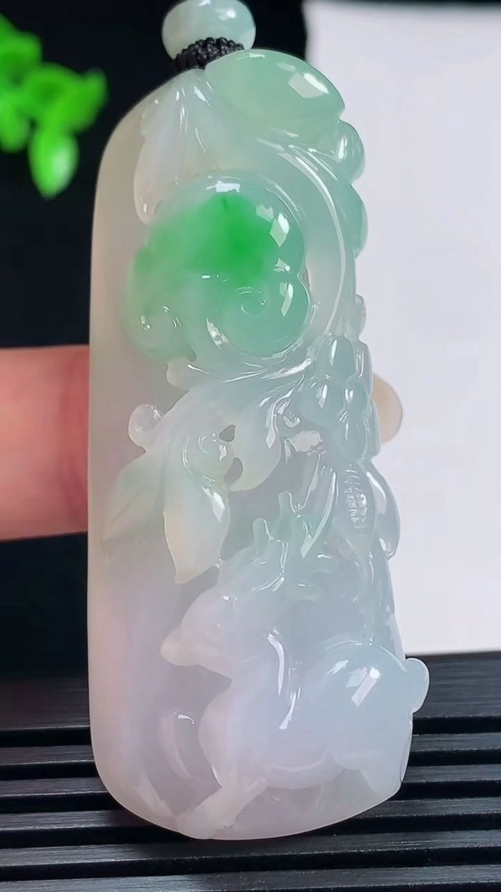 天然A货翡翠一路发 鹿牌吊坠，尺寸5724-12.6 重量:34.21g
6月18日