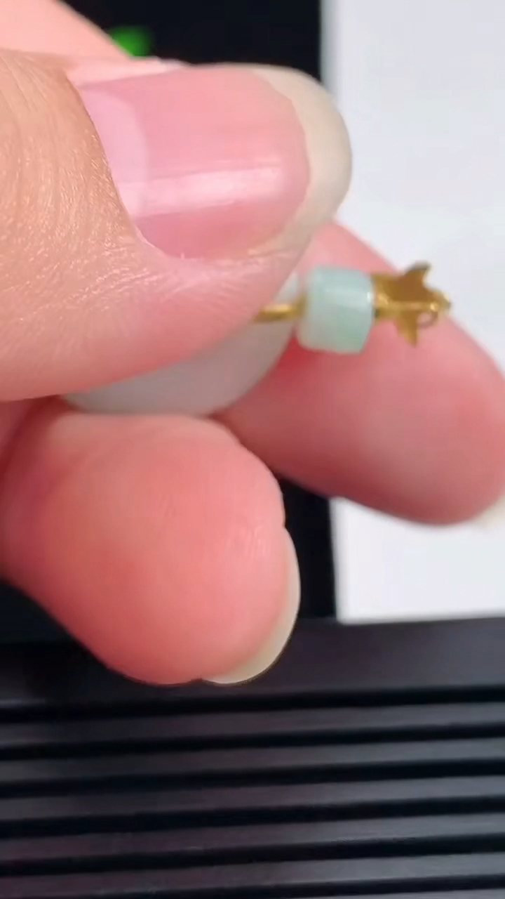 天然A货翡翠平安环吊坠，尺寸29-19-3.6 重量:3.00g
6月18日