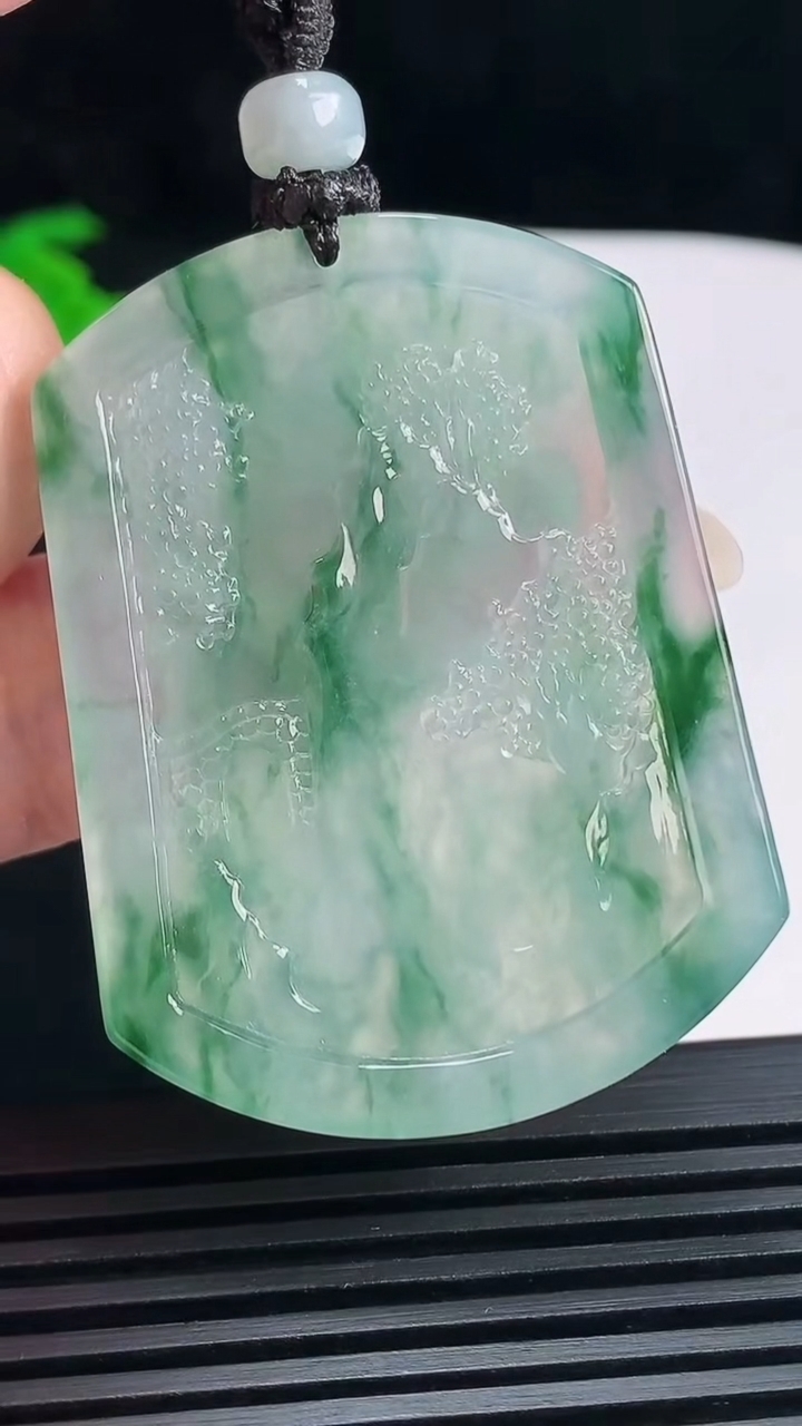 天然A货翡翠种飘花山水牌吊坠，尺寸48-36-5.5 重量:24.23g
6月18日
