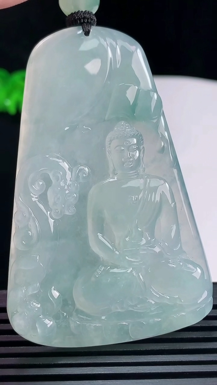 天然A货翡翠大日如来佛吊坠，尺寸66.5-43.5-6 重量:40.50g
6月18日