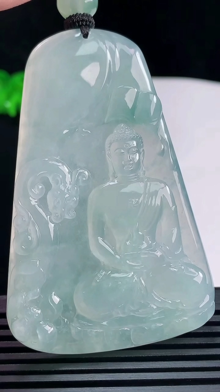 天然A货翡翠大日如来佛吊坠，尺寸66.5-43.5-6 重量:40.50g
6月18日