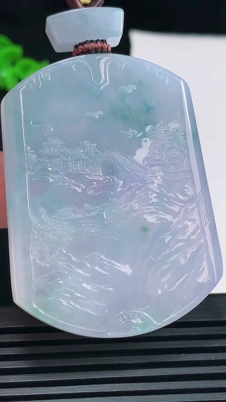 天然A货翡翠种紫罗兰 飘花山水牌吊坠，尺寸52.5-40-5.6 重量:36.98g
6月18日