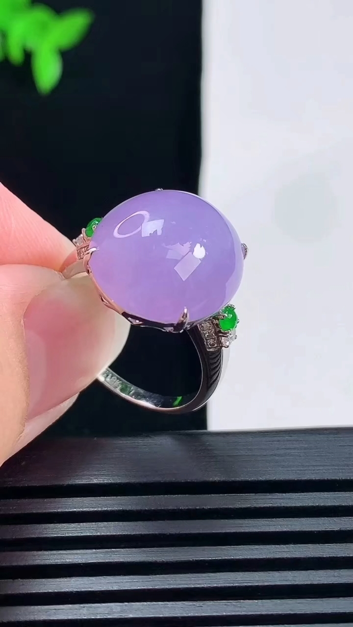 天然A货翡翠种紫罗兰蛋面戒指，尺寸18-16.5-14.5-9 重量:5.68g2026年6月18日
工厂直销收藏佳品,种好水足，色泽均匀，有种有色，上手高大气！