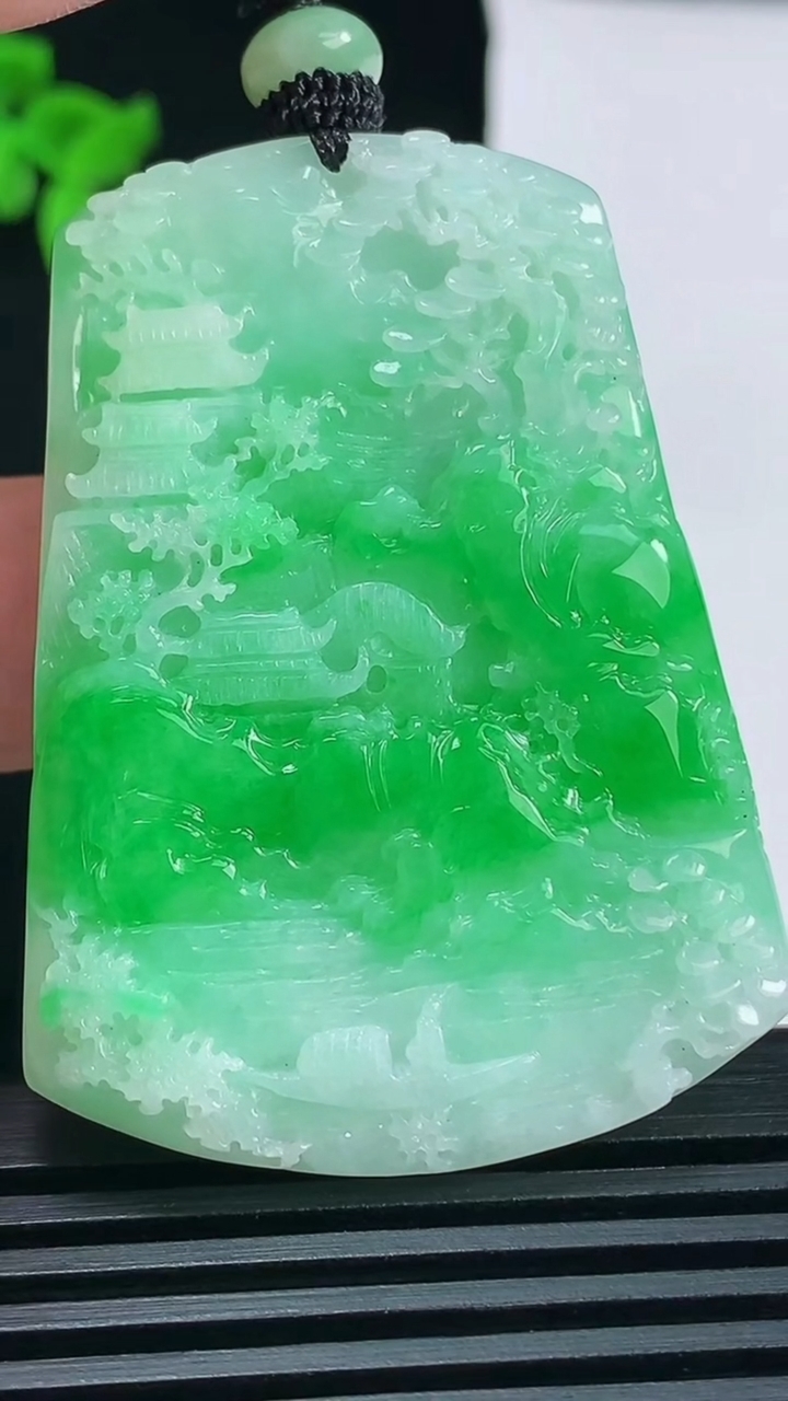 天然A货翡翠山水牌吊坠，尺寸51.5-38-5 重量:24.75g
6月18日