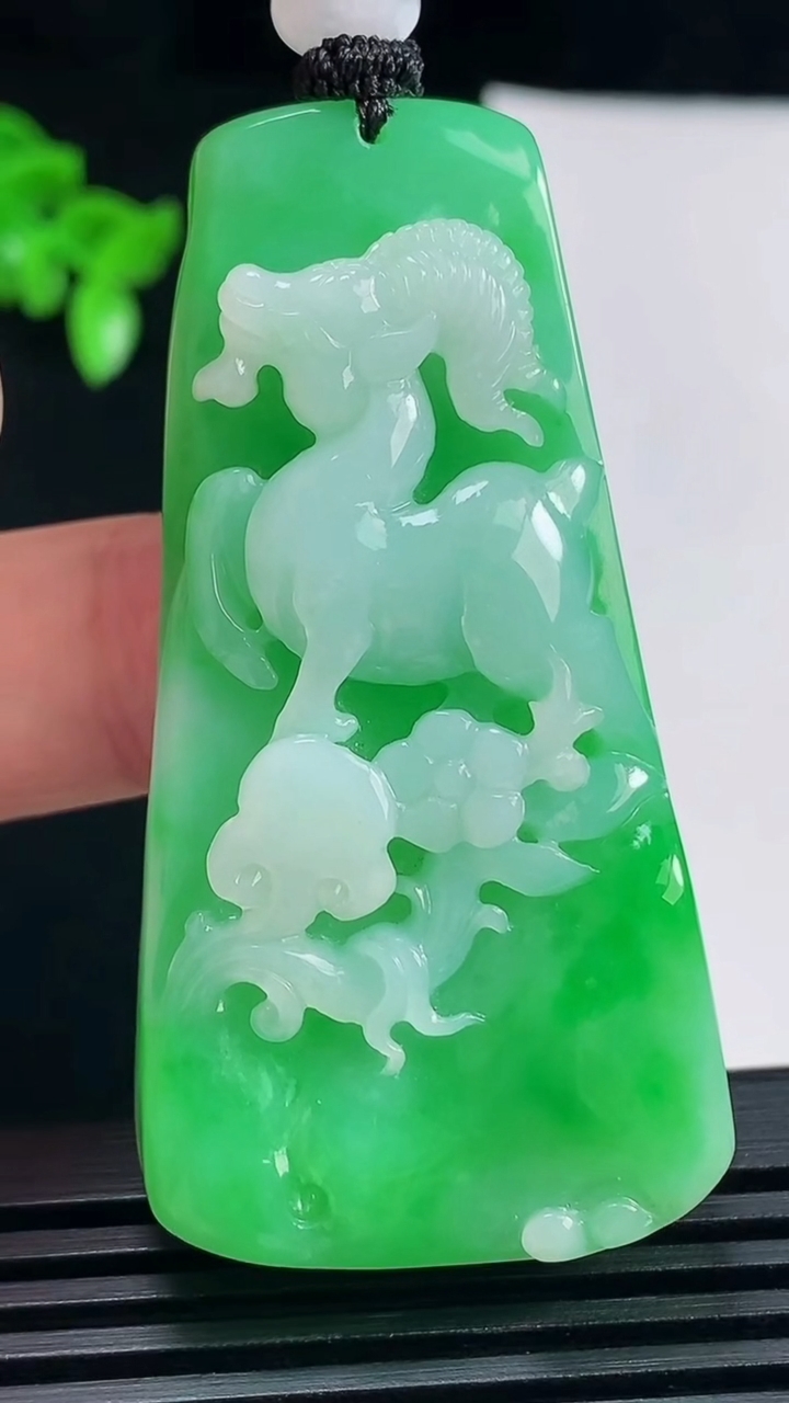 天然A货翡翠生肖羊牌吊坠，尺寸56.6-30-11 重量:42.66g
6月18日