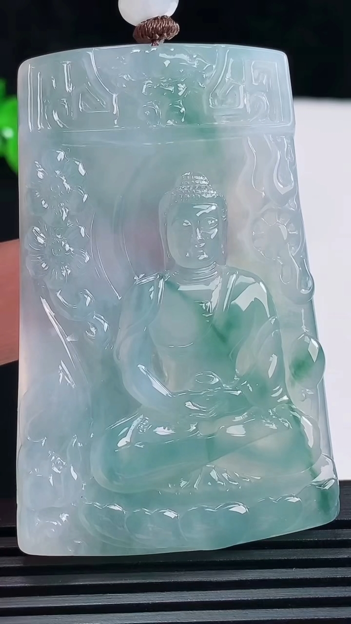 天然A货翡翠种飘花大日如来佛吊坠，尺寸64-41-5.8 重量:41.99g
6月18日