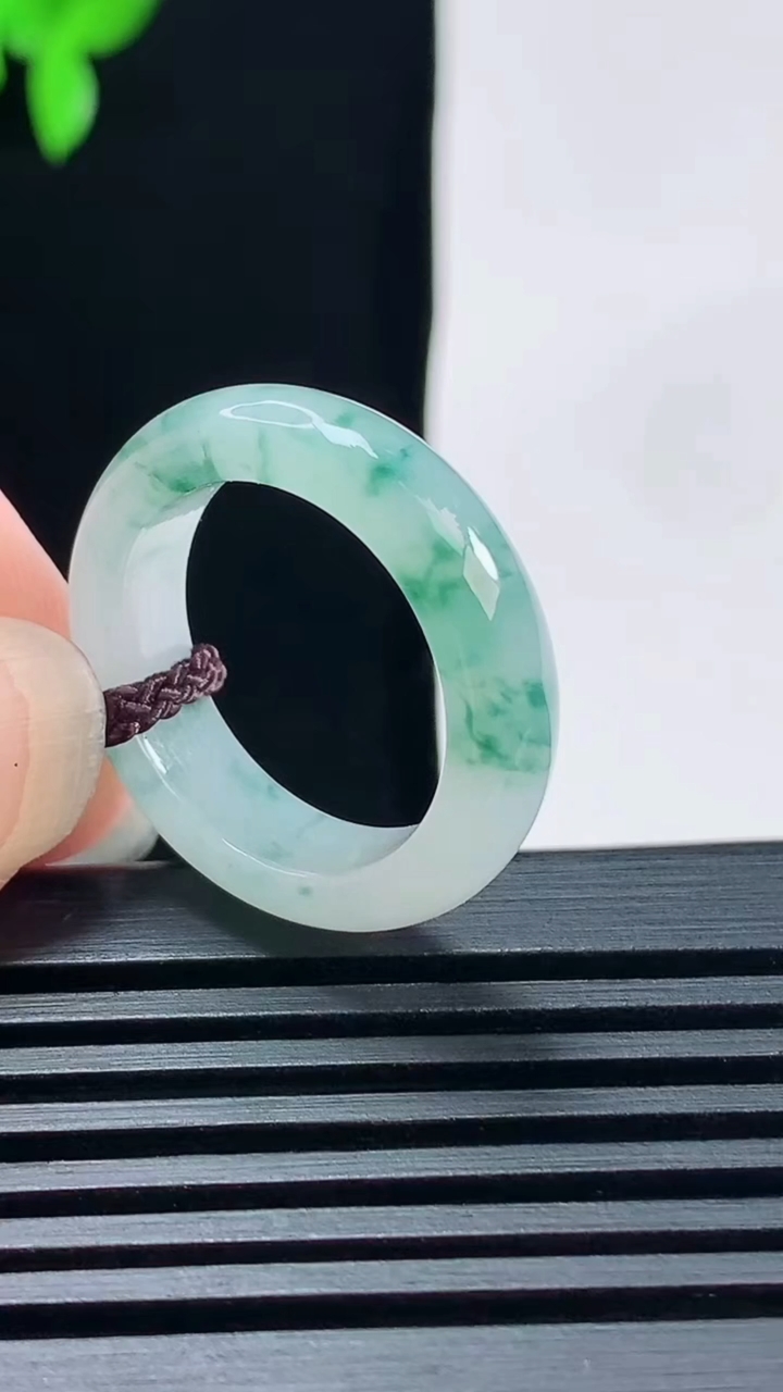 天然A货翡翠冰种飘花玉指环 戒指，尺寸18-5.6-3.5 重量:4.00g2026年6月18日
工