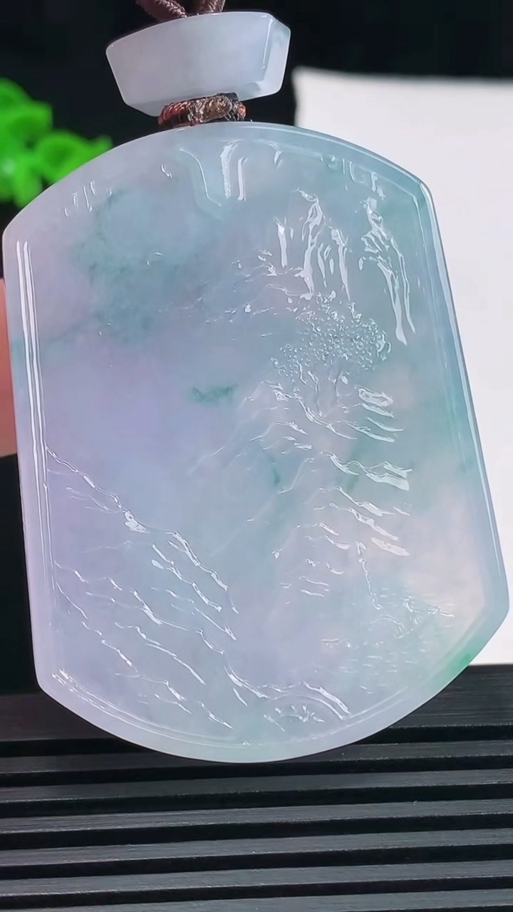 天然A货翡翠种紫罗兰 飘花山水牌吊坠，尺寸52.5-40-5.6 重量:36.98g
6月18日
