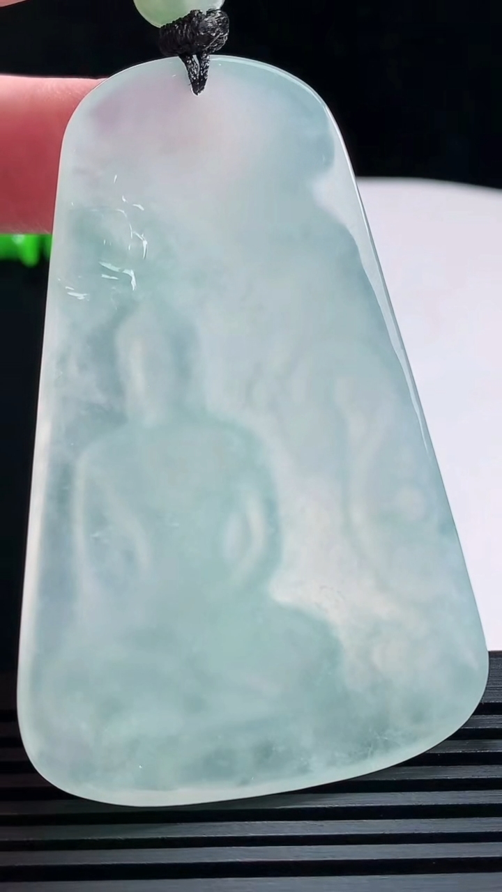 天然A货翡翠大日如来佛吊坠，尺寸66.5-43.5-6 重量:40.50g
6月18日