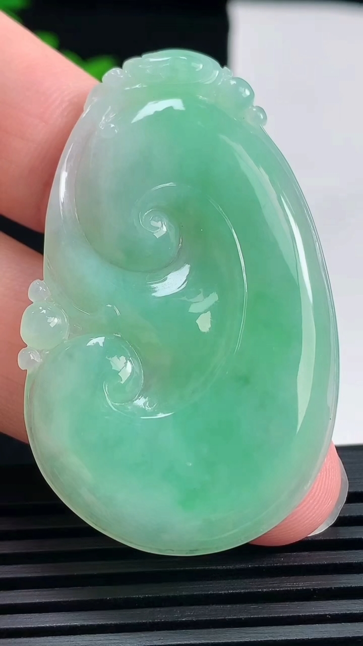 天然A货翡翠如意吊坠，尺寸50-30.8-4 重量:12.10g
6月18日