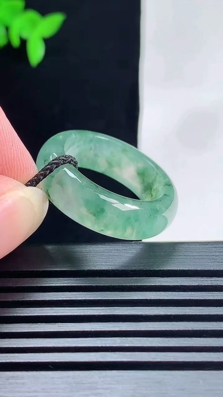 天然A货翡翠飘花玉指环 戒指，尺寸19-7-3.2 重量:5.03g2026年6月18日
工厂直销收藏佳品,种好水足，色泽均匀，有种有色，上手高大气！