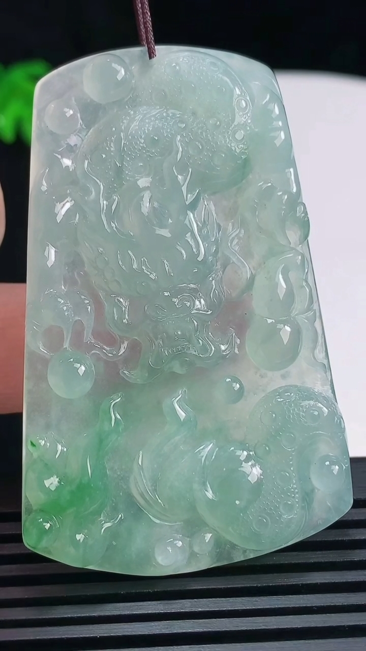 天然A货翡翠龙牌吊坠，尺寸60.6-38-5.8 重量:24.39g
6月18日