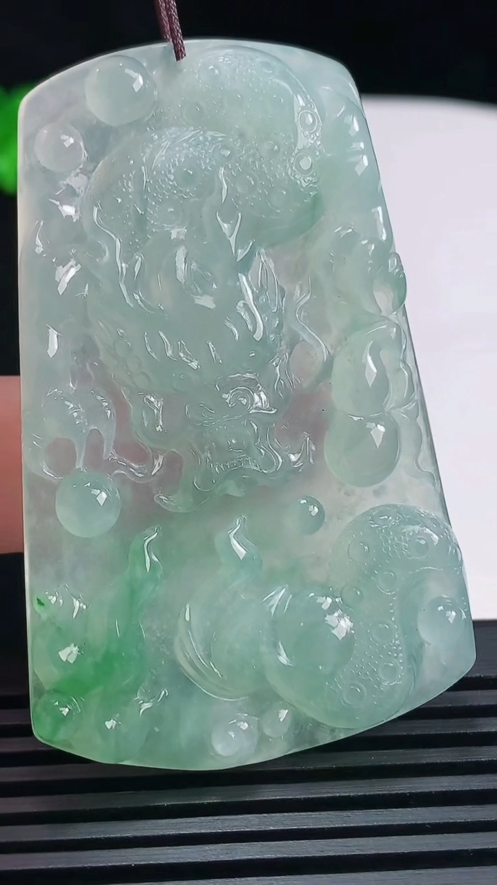 天然A货翡翠龙牌吊坠，尺寸60.6-38-5.8 重量:24.39g
6月18日