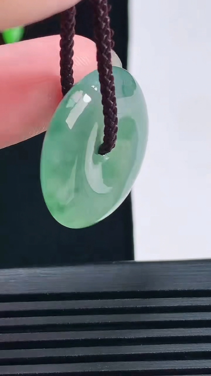 天然A货翡翠平安扣吊坠，尺寸25-6 重量:7.57g
6月18日