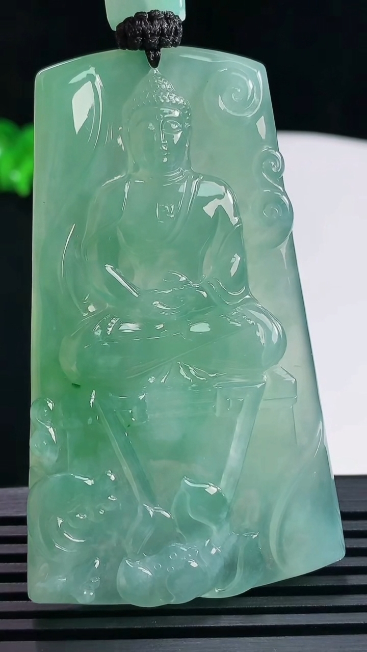 天然A货翡翠大日如来佛吊坠，尺寸66-39-5.2 重量:35.29g
6月18日