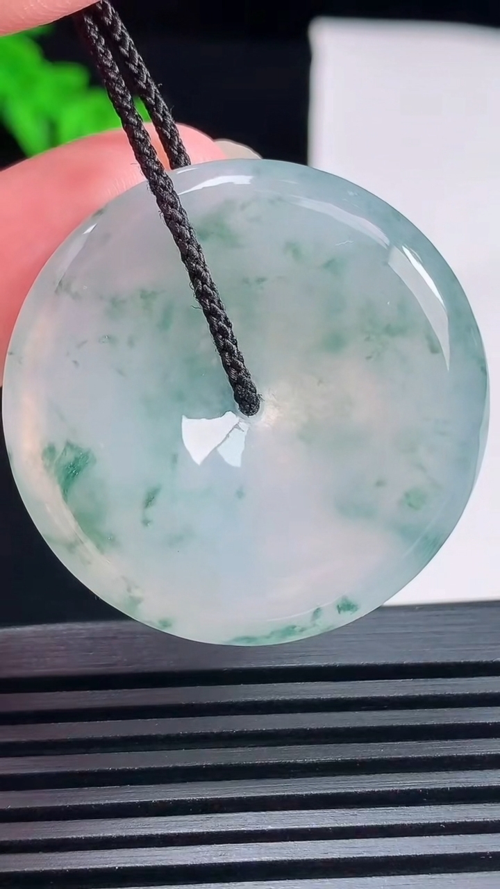 天然A货翡翠冰种飘花平安扣吊坠，尺寸36-5.8 重量:16.44g
6月18日