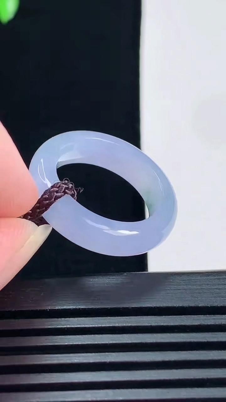 天然A货翡翠种紫罗兰 飘花玉指环 戒指，尺寸16.5-5.2-3.6 重量:3.84g2026年6月18日
工厂直销收藏佳品,种好水足，色泽均匀，有种有色，上手高大气！