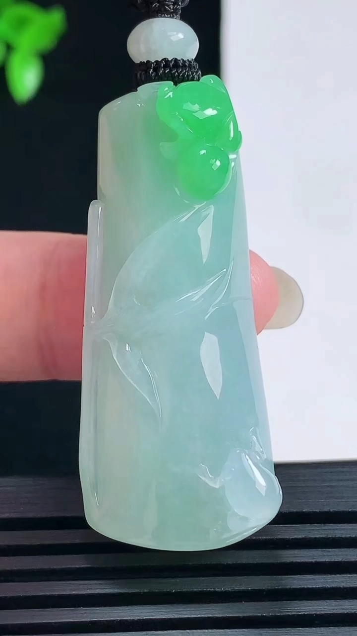 天然A货翡翠节节高升 竹节吊坠，尺寸45-19-12 重量:21.61g
6月18日