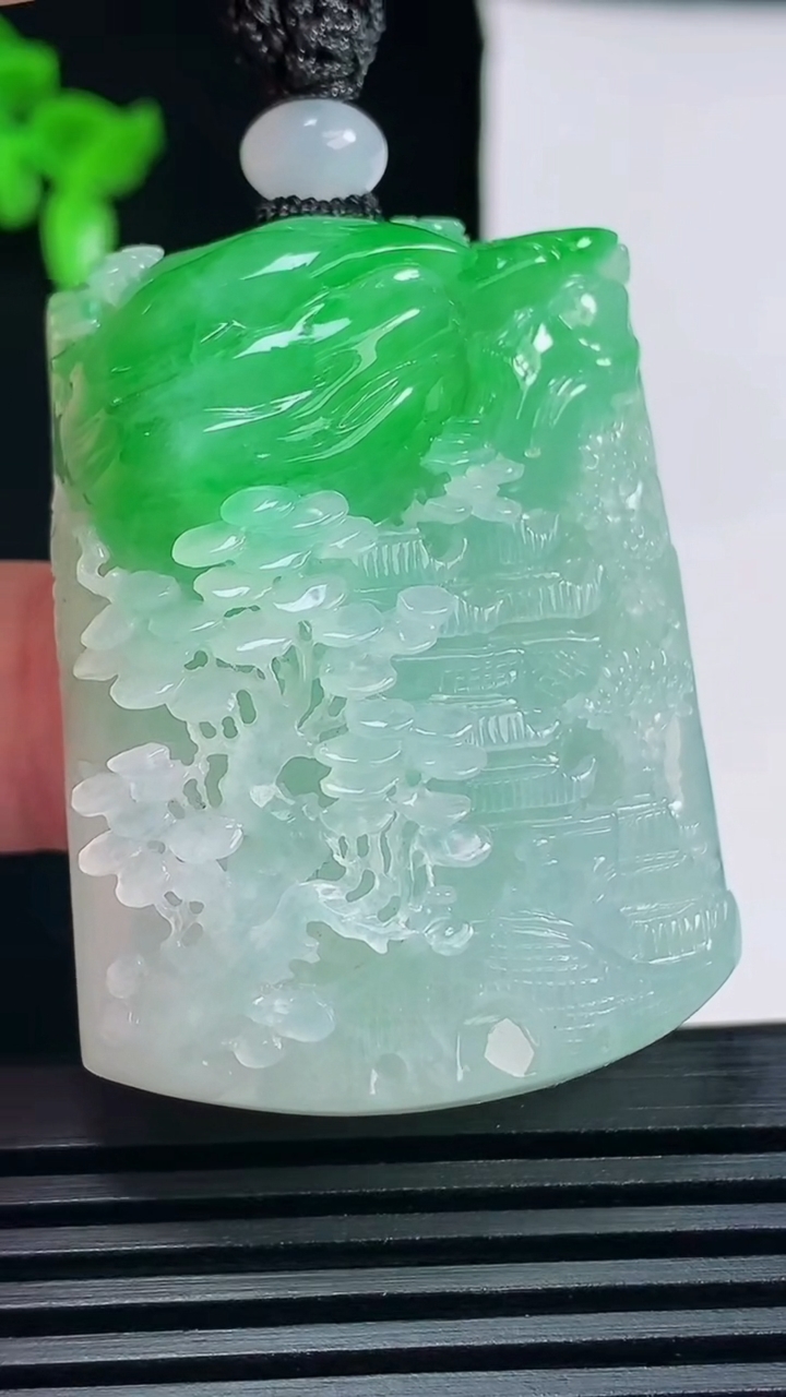 天然A货翡翠山水牌吊坠，尺寸44.6-33-16.8 重量:46.03g
6月18日