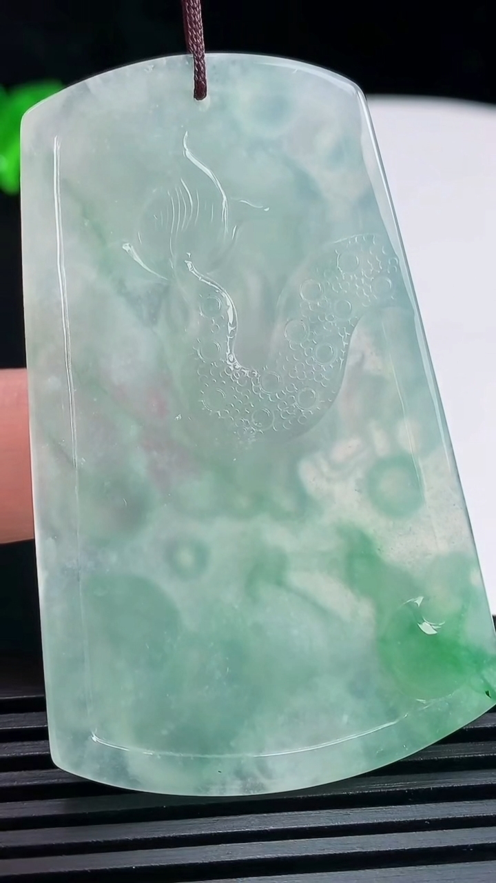 天然A货翡翠龙牌吊坠，尺寸60.6-38-5.8 重量:24.39g
6月18日