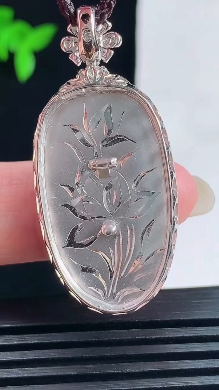 天然A货翡翠种飘花金枝玉叶 叶子吊坠，尺寸43-19.5-7，裸石30-17.5 重量:6.81g
6月18日