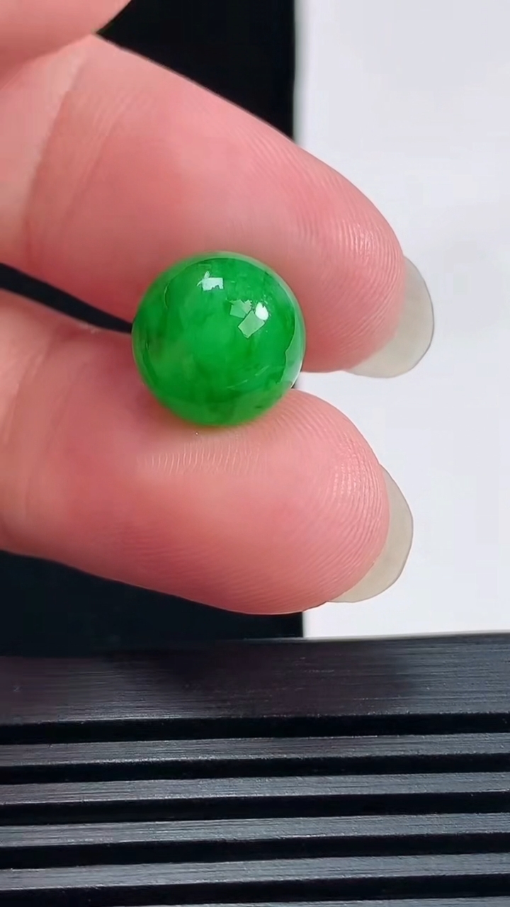 天然A货翡翠圆珠镶嵌件，尺寸11 重量:2.51g6月18日
工厂直销收藏佳品,种好水足，色泽均匀，有种有色，上手高大气！
