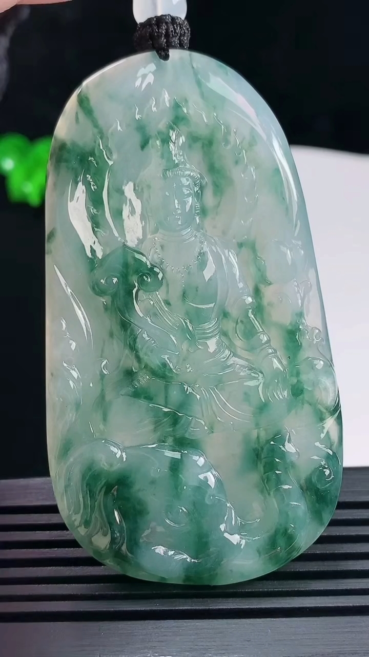 天然A货翡翠种飘花普贤菩萨吊坠，尺寸70-39-5.8 重量:39.63g
6月18日