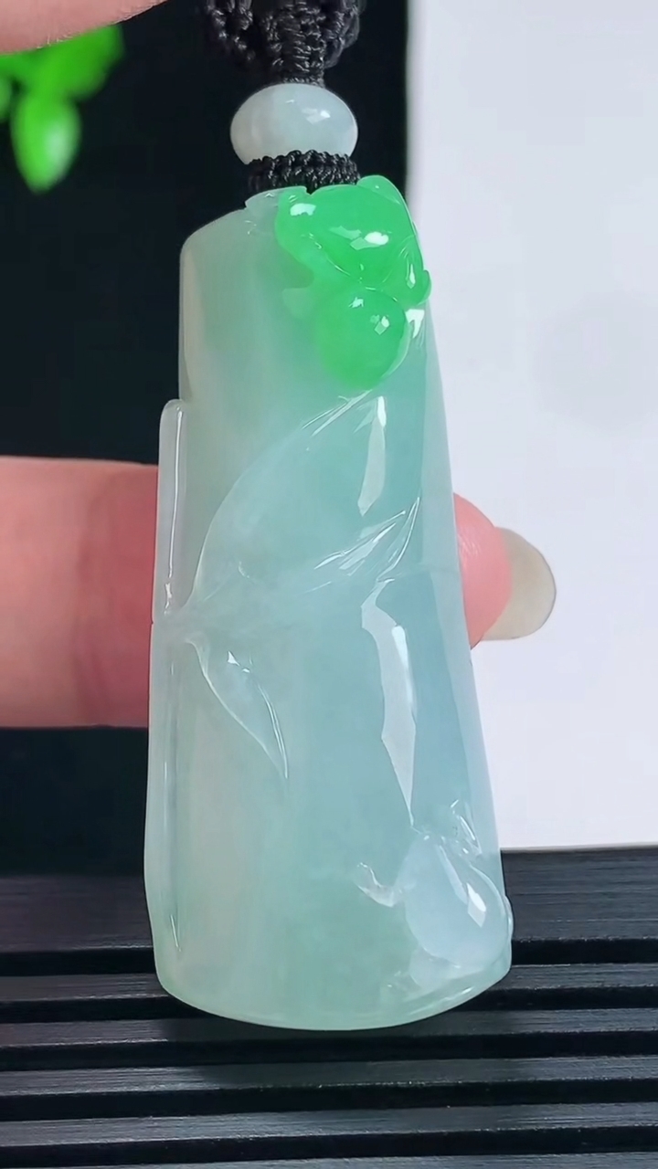 天然A货翡翠节节高升 竹节吊坠，尺寸45-19-12 重量:21.61g
6月18日
