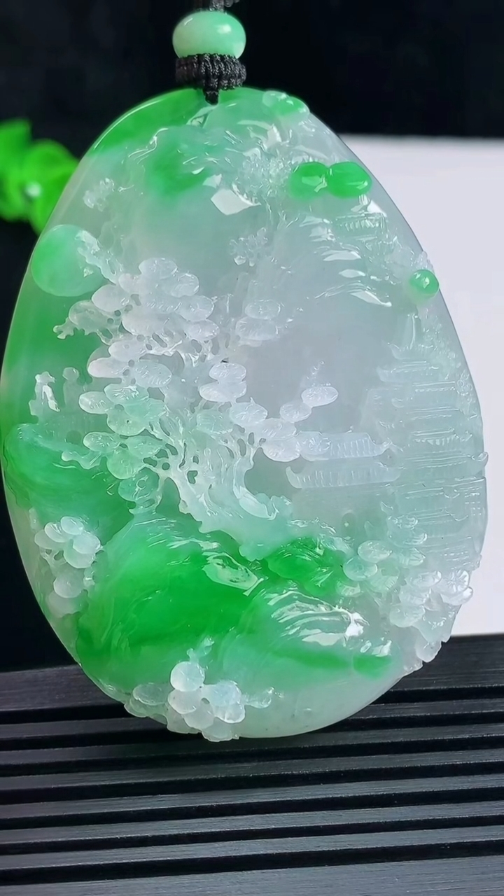 天然A货翡翠山水牌吊坠，尺寸64-48-9 重量:56.33g
6月18日