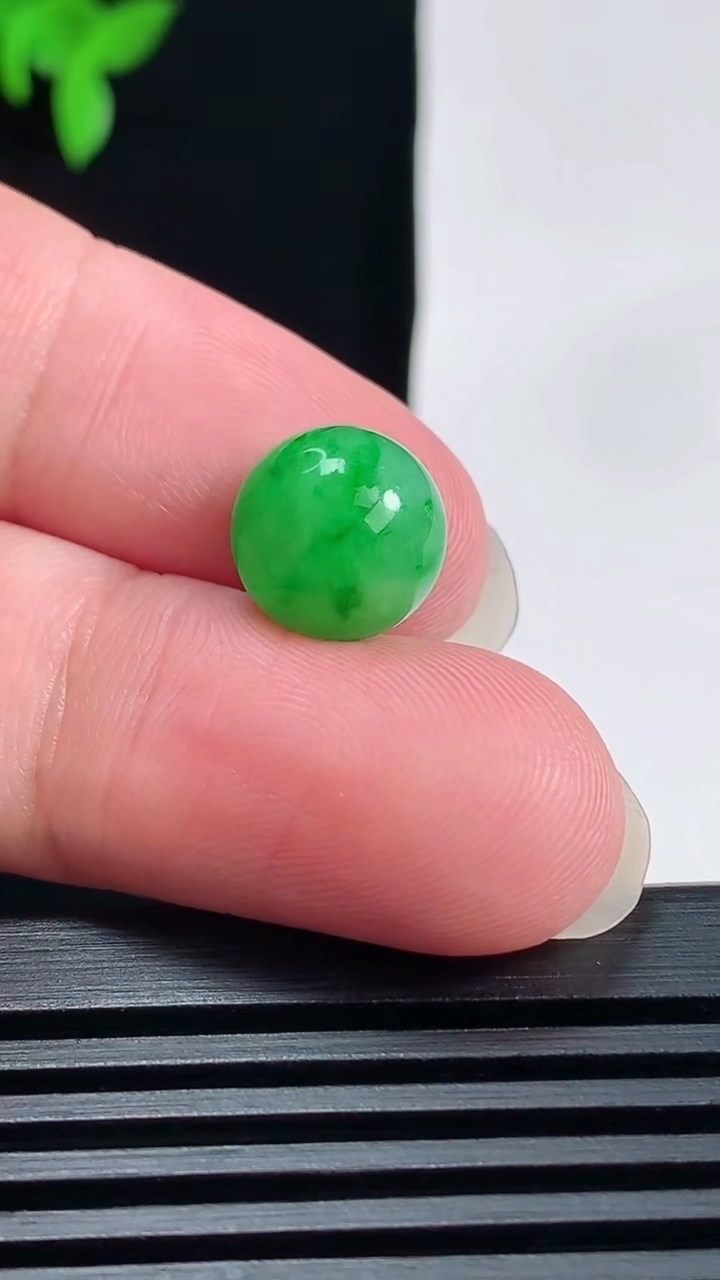 天然A货翡翠圆珠镶嵌件，尺寸10.5 重量:2.06g6月18日
工厂直销收藏佳品,种好水足，色泽均匀，有种有色，上手高大气！