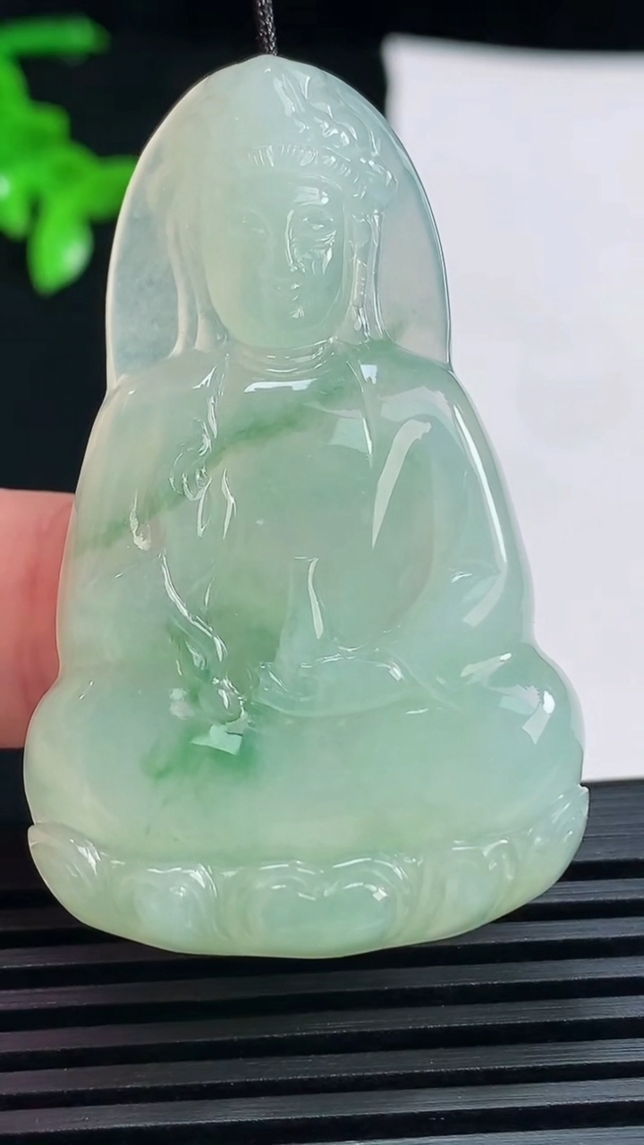 天然A货翡翠飘花素衣观音吊坠，尺寸51-31-5.8 重量:17.41g
6月19日