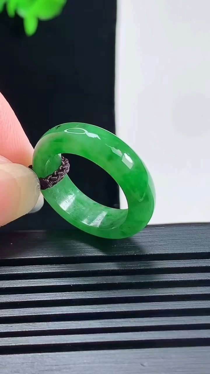 天然A货翡翠玉指环 戒指，尺寸16.6-5.8-3.5 重量:3.80g2026年6月19日
工厂直销收藏佳品,种好水足，色泽均匀，有种有色，上手高大气！