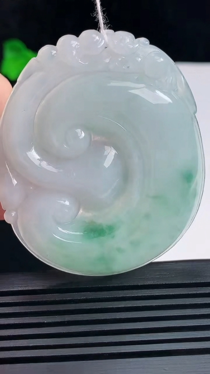 天然A货翡翠飘花如意吊坠，尺寸55.8-47-5.6 重量:26.23g
6月19日
