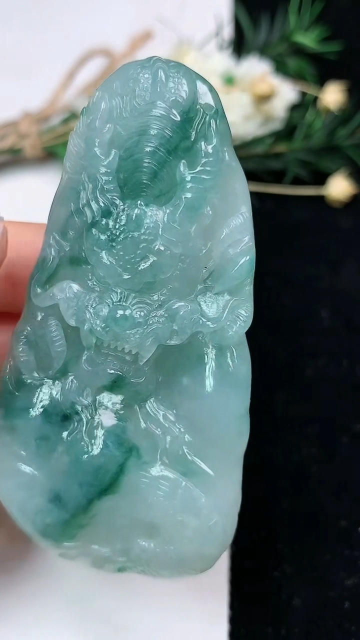 天然A货翡翠飘花龙牌吊坠，尺寸68.3-36.2-8.8，重量:41.03g
6月19日