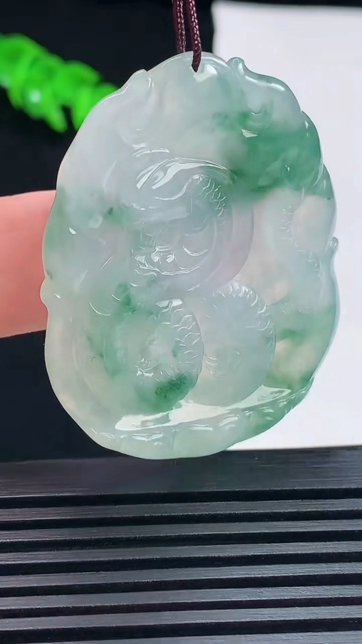 天然A货翡翠冰种飘花生肖蛇牌吊坠，尺寸46-35-5.2 重量:18.67g
6月19日
