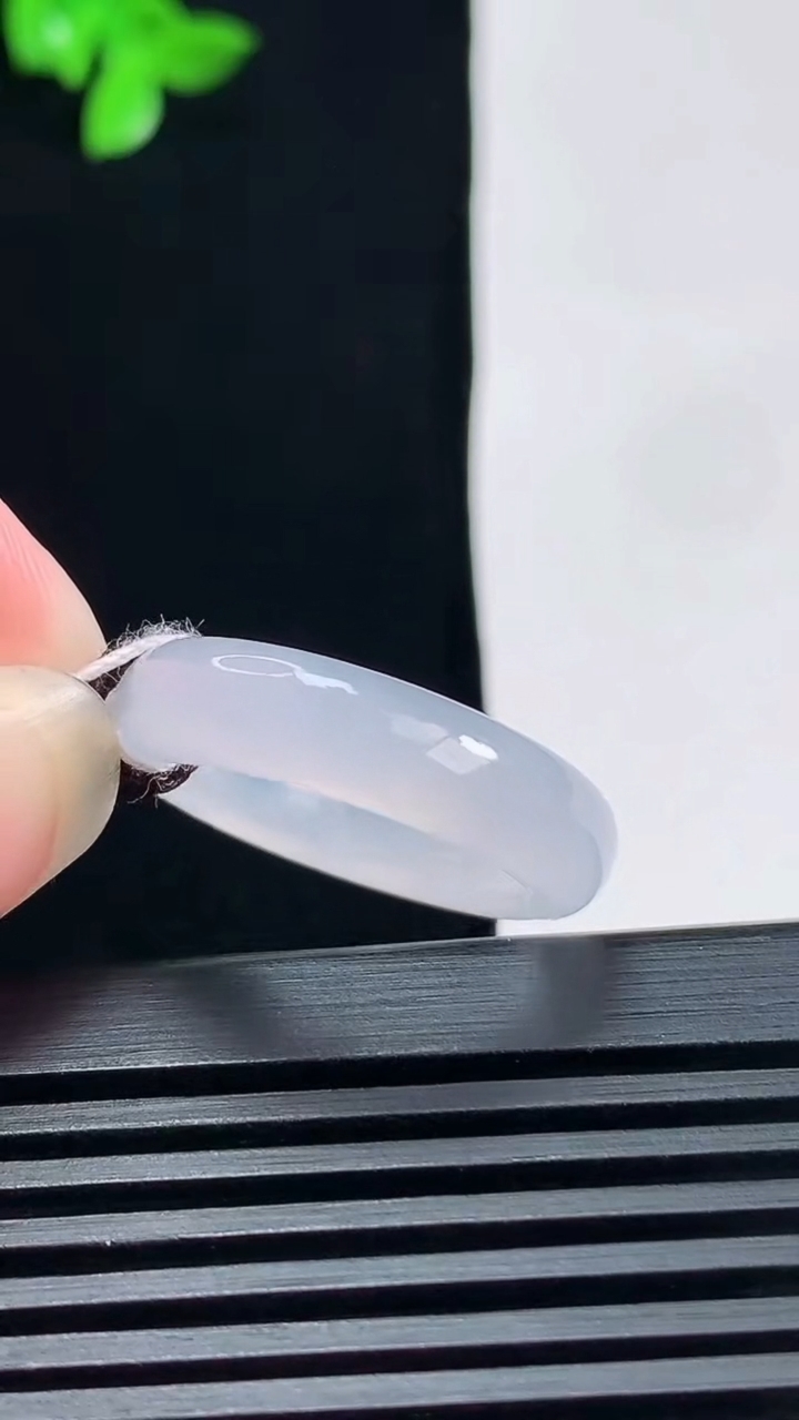 天然A货翡翠紫罗兰玉指环 戒指，尺寸18-5.6-3.6 重量:4.09g2026年6月19日
工厂直销收藏佳品,种好水足，色泽均匀，有种有色，上手高大气！