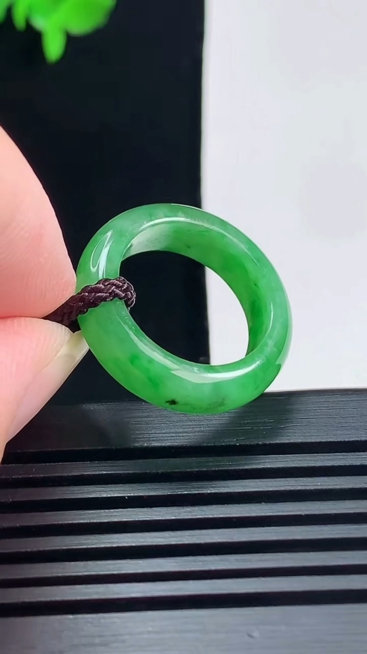 天然A货翡翠玉指环 戒指，尺寸16.6-5.8-3.5 重量:3.80g2026年6月19日
工厂直销收藏佳品,种好水足，色泽均匀，有种有色，上手高大气！
