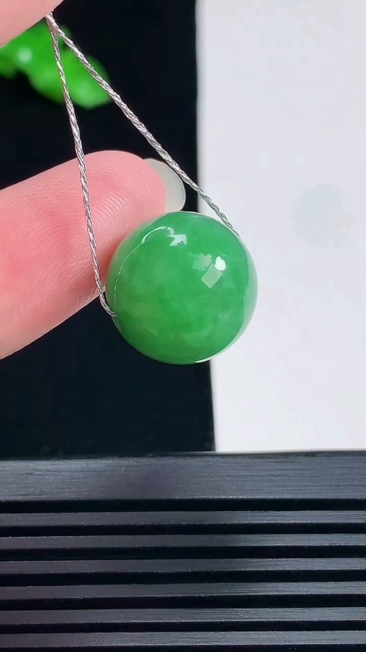 天然A货翡翠圆珠吊坠，尺寸15 重量:5.83g6月19日
工厂直销收藏佳品,种好水足，色泽均匀，有