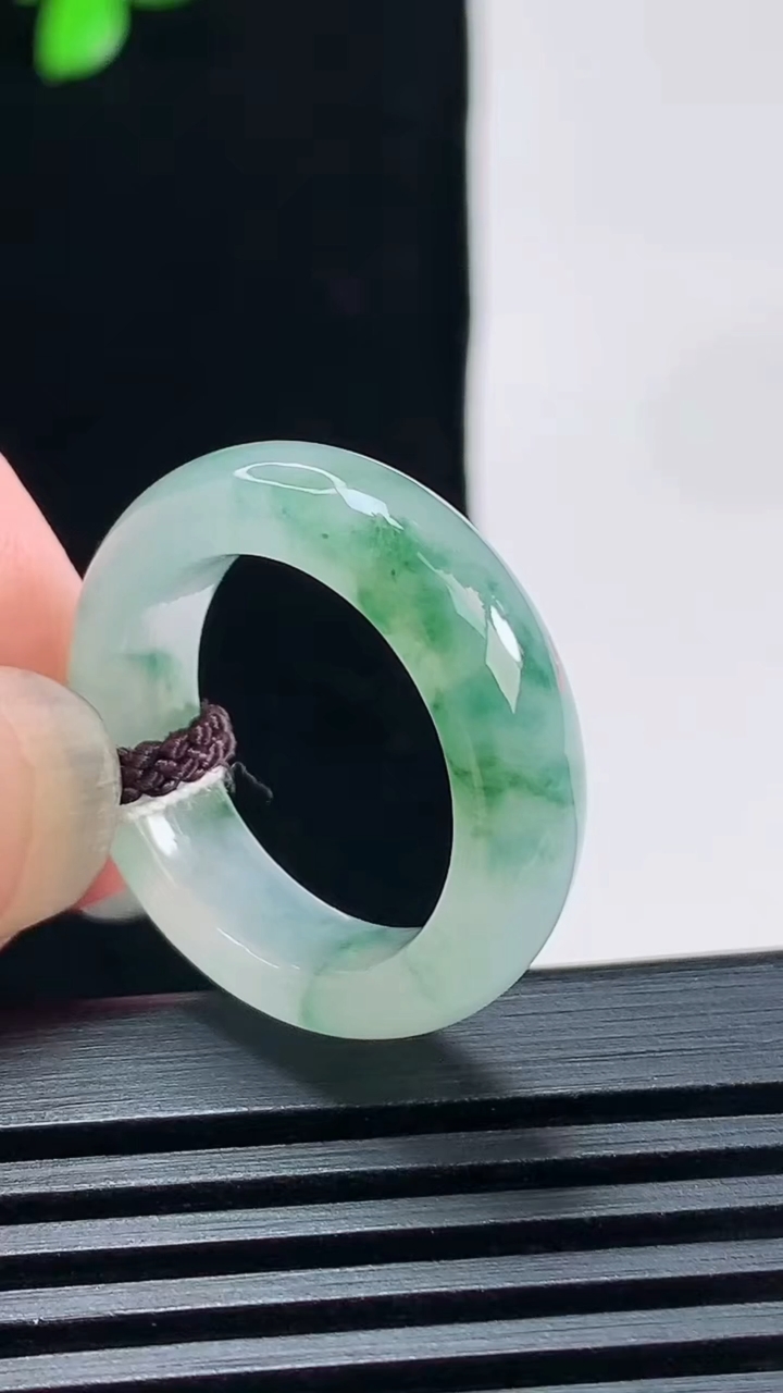 天然A货翡翠冰种飘花玉指环 戒指，尺寸17-5.8-3.6 重量:4.40g2026年6月19日
工