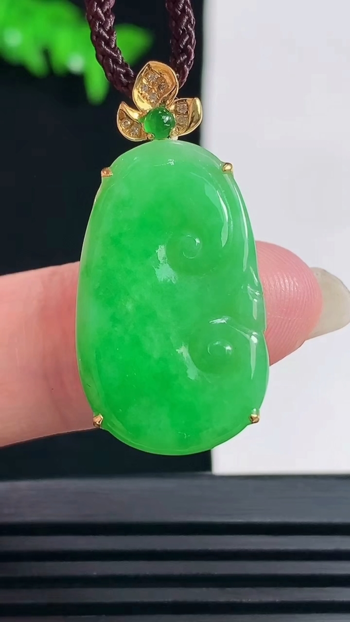 天然A货翡翠如意吊坠，尺寸32-15.5-5.5，裸石25-15.5 重量:3.00g
6月19日