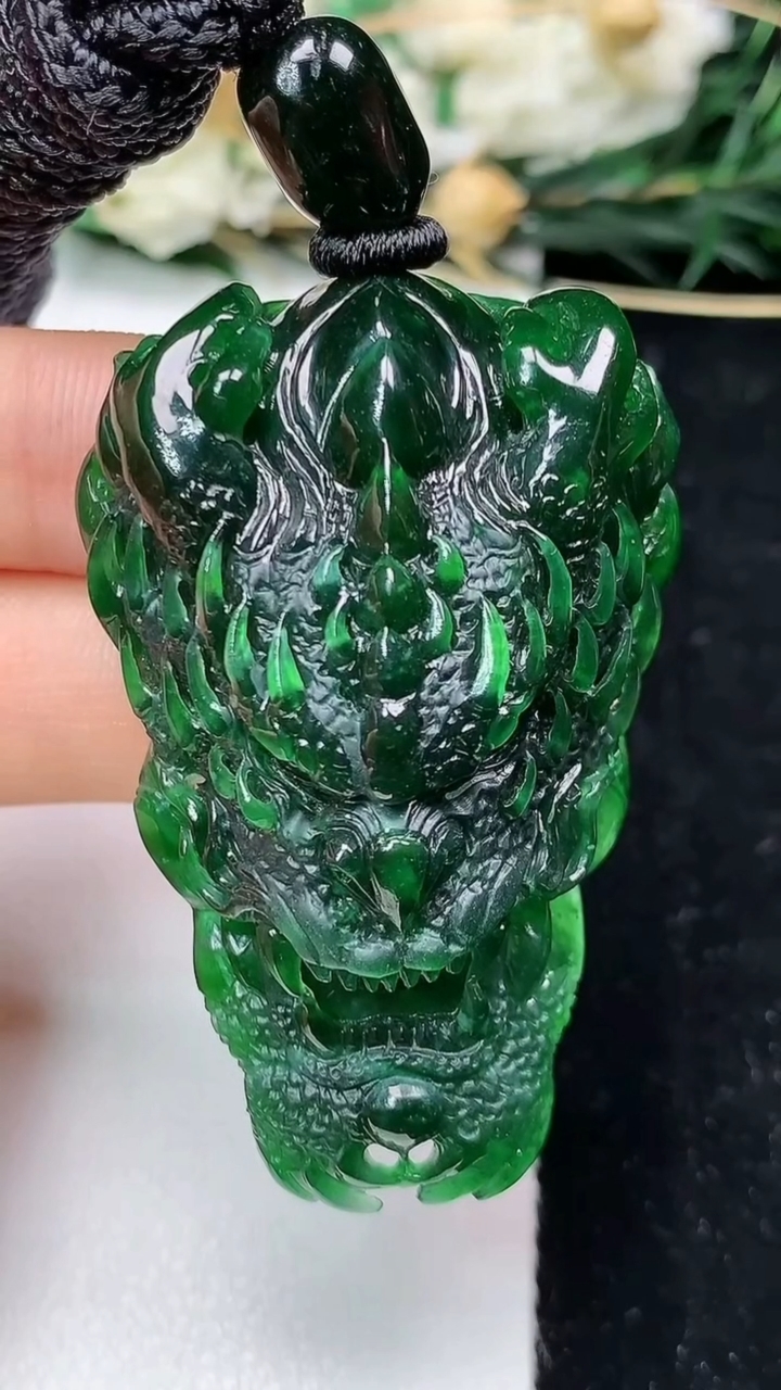 天然A货翡翠龙牌吊坠，尺寸47.7-30.2-15.3，重量:32.97g
6月19日