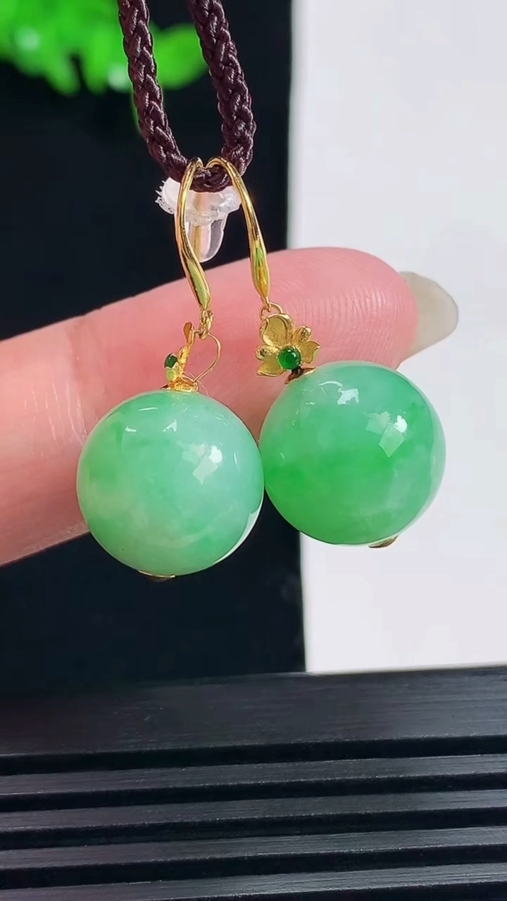 天然A货翡翠圆珠耳坠，尺寸12 重量:6.53g6月19日
工厂直销收藏佳品,种好水足，色泽均匀，有