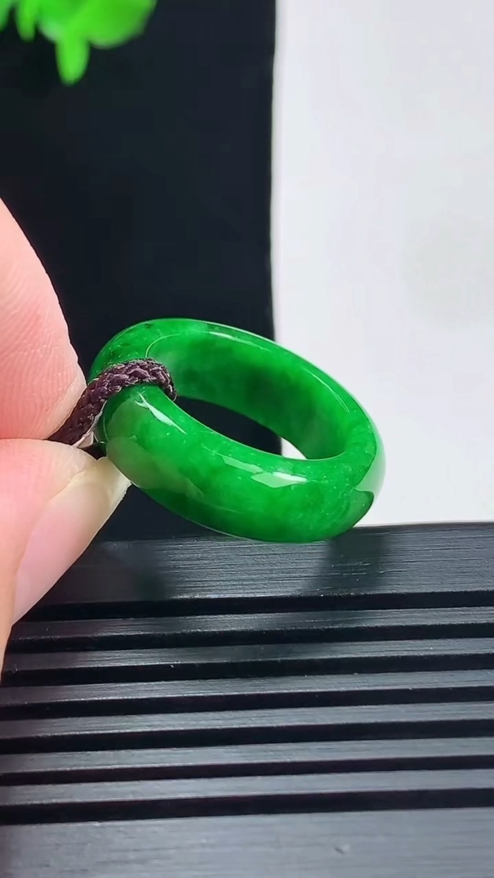 天然A货翡翠玉指环 戒指，尺寸17-6.6-3.5 重量:4.49g2026年6月19日
工厂直销收藏佳品,种好水足，色泽均匀，有种有色，上手高大气！
