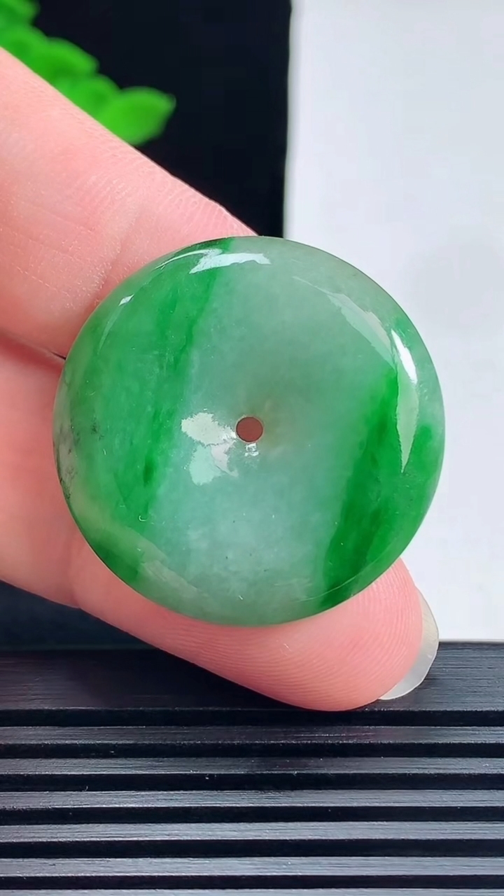 天然A货翡翠平安扣吊坠，尺寸29.5-5.8 重量:10.58g
6月19日