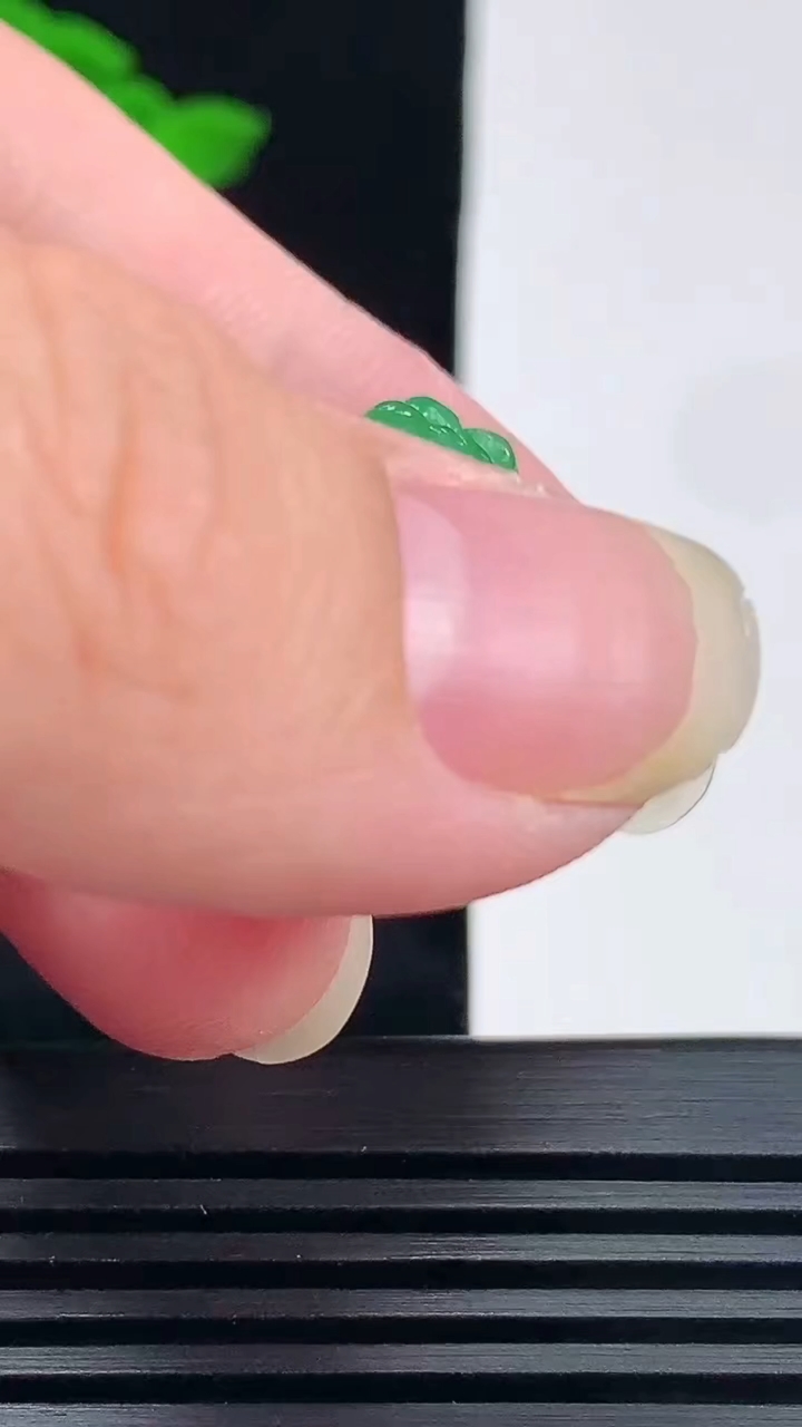 天然A货翡翠福瓜吊坠，尺寸32-15-9.8 重量:7.51g
6月19日